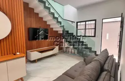 Casa em condomínio fechado com 02 dormitórios, com piscina e churrasqueira!!!