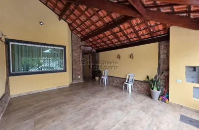 Casa com 02 dormitórios, sendo 01 suíte, á 300 metros da praia, sem nada para fazer !!