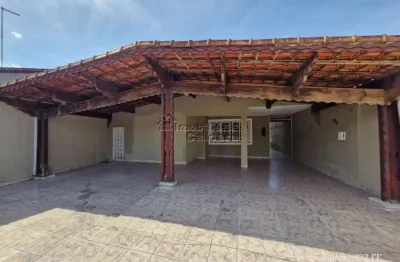 Casa com 02 dormitórtiros, isolada no jardim imperador á 200 metros da praia!!!