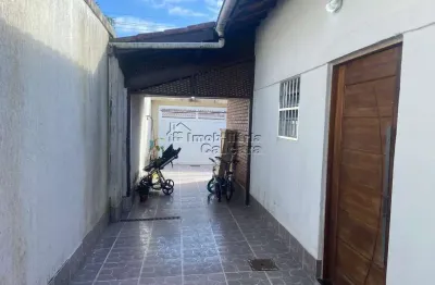 Casa com 03 dormitórios no jardim imperador, á  500 metros da praia!