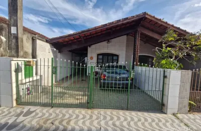 Casa á venda com 03 dormitórios, á 300 metros da praia no solemar!!