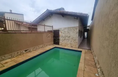 Casa com piscina no caiçara, á 200 metros da praia!!!