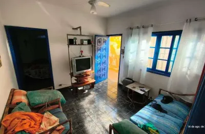 Oportunidade no solemar, á 100 metros da praia casa com 02 dormitórios!!