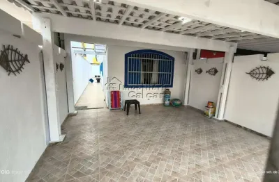 Oportunidade no solemar, á 100 metros da praia casa com 02 dormitórios!!