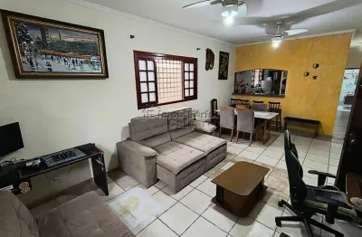 Casa com 03 dormitórios no maracanã, á 400 metros da praia, agende sua visita!