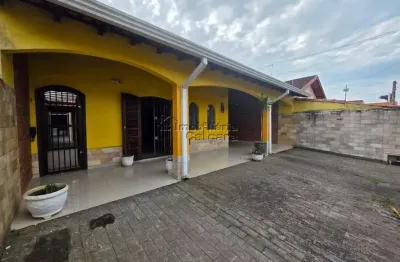 Casa com 03 dormitórios, á 300 metros da praia no jardim imperador!