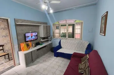 Casa no bairro maracanã, á 500 metros da praia, vem conferir!