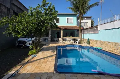 Edícula isolada com piscina, com 03 dormitórios no caiçara!