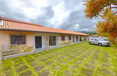 Casa em condomínio com 02 dormitórios, com CHURRASQUEIRA e PISCINA!!!