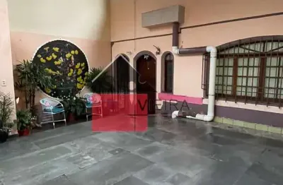 Excelente sobrado à venda, com 3 dormitórios, 2 banheiros, 2 vagas de garagens, quintal e churrasqu