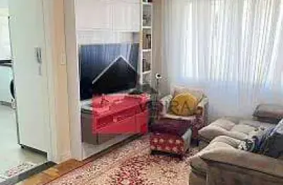 Apartamento muito bem distribuído com 2 dormitórios, 1 vaga, Rua Tranquila, reformado recentemente