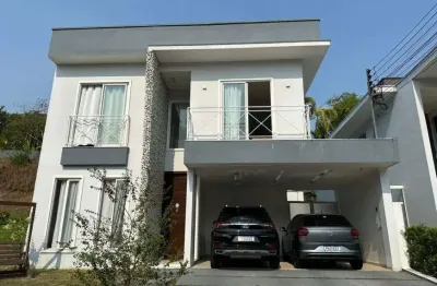 Casa lindíssima, dois andares, 250m². 04 quartos, completamente mobiliada, residencial tridentes