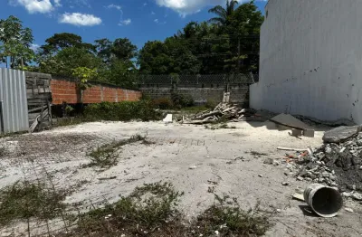 Vendo esse lindo lote com 275m², plano na melhor rua do condomínio