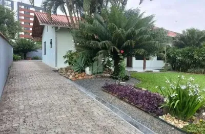 Ampla residência averbada a venda no bairro costa e silva !!