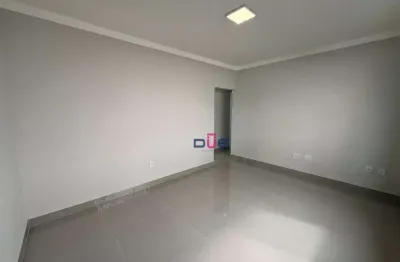 Apartamento impecável, no canal 6 de frente, 2° andar com sacadinha. 2 quartos sendo 1 suite e vaga