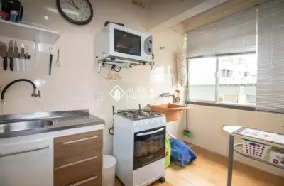 Apartamento de 2 dormitórios, de fundos, banheiro, sala cozinha