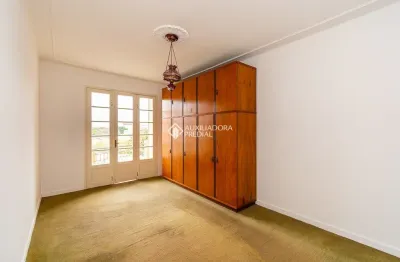 Apartamento de frente, com 92m² privativos distribuídos em 3 dormitórios sendo um deles com sacada.