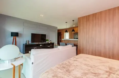 Loft com sacada e vista para o guaíba! andar alto, projeto de arquiteta, marcenaria sob medida e iluminação planejada. condomínio completo com piscina aquecida, academia, sauna, salão de festas e serv