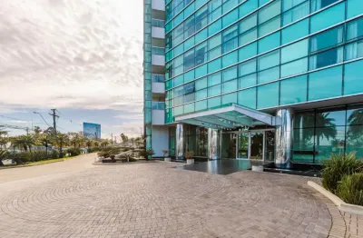 Loft com sacada e vista para o Guaíba! Andar alto, projeto de arquiteta, marcenaria sob medida e iluminação planejada. Condomínio completo com piscina aquecida, academia, sauna, salão de festas e serv