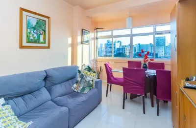 Apartamento com 2 quartos e sacado , prédio com elevador  no bairro floresta.