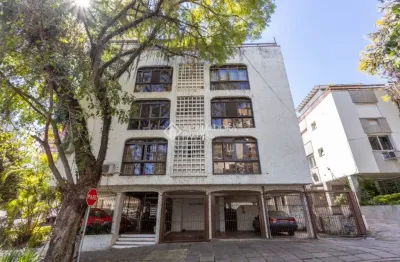 Localizado bairro higienópolis, lindo apartamento bem iluminado, reformado, fácil acesso a 3ª perimetral, aeroporto, sogipa e colégio pastor dohms.