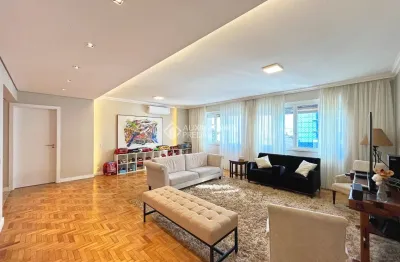 Amplo apartamento reformado com 168 m² de área privativa, localizado em região nobre entre a independência e a cristóvão colombo. um imóvel espaçoso, elegante e renovado com muito bom gosto, oferecend