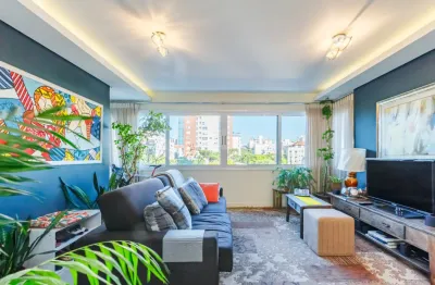 Encante-se com este amplo apartamento transformado em dois dormitórios, sendo uma suíte com closet/gabinete — facilmente reversível para a planta original de três dormitórios.