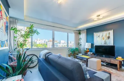 Encante-se com este amplo apartamento transformado em dois dormitórios, sendo uma suíte com closet/gabinete — facilmente reversível para a planta original de três dormitórios.