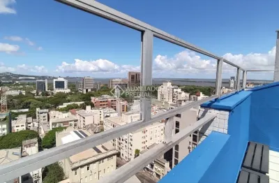 Cobertura duplex no centro histórico, andar alto, vista para o guaíba, com 72m² privativo (47m² apartamento + 25m² terraço). possui no andar inferior: sala de esta com lareira, 1 quarto com ar condici