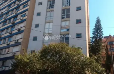 Cobertura duplex no centro histórico, andar alto, vista para o guaíba, com 72m² privativo (47m² apartamento + 25m² terraço). possui no andar inferior: sala de esta com lareira, 1 quarto com ar condici