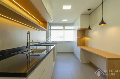 Apartamento reformado por arquiteta com 3 dormitórios e suíte em localização privilegiada!