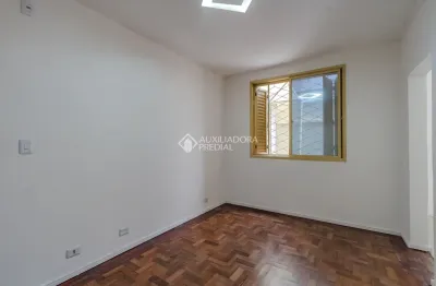 apartamento no bairro Praia de Belas. O imóvel tem 1 dormitório, suíte,1 banheiro, sala ampla e cozinha
