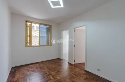 Apartamento no bairro praia de belas. o imóvel tem 1 dormitório, suíte,1 banheiro, sala ampla e cozinha