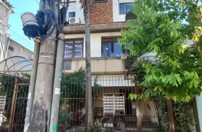 Apartamento com  2 quartos amplos e iluminados, 1 vaga de garagem privativa, localizado em uma rua tranquila e bem localizada. perfeito para quem busca conforto e segurança.  ótima oportunidade para m