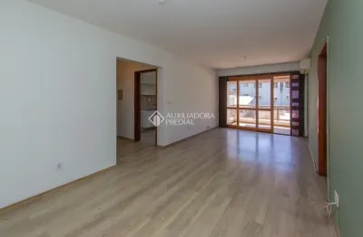 Apartamento com  2 quartos amplos e iluminados, 1 vaga de garagem privativa, localizado em uma rua tranquila e bem localizada. Perfeito para quem busca conforto e segurança.  Ótima oportunidade para m
