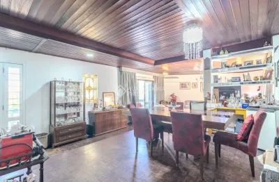 Casa de esquina , residencial ou comercial,com 4 quartos, piscina , garagem, vista, terraço, churrasqueira