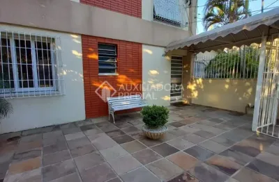 Apartamento 2 quartos  fundos, reformado, sol manhã, próximo a benjamin e cristóvão colombo.