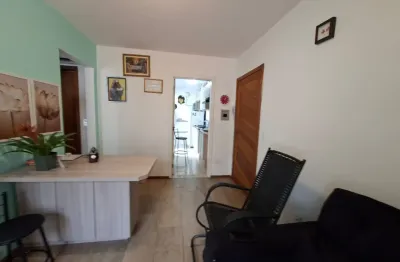 Apartamento 2 quartos  fundos, reformado, sol manhã, próximo a benjamin e cristóvão colombo.