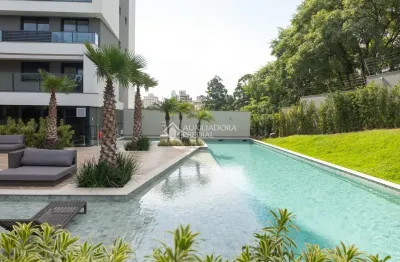 Apartamento no empreendimento Float, localizado no bairro Petrópolis. Andar alto, de frente e com sol da manhã. O imóvel originalmente de 2 quartos, foi transformado em 1 suíte com closet, dando maior