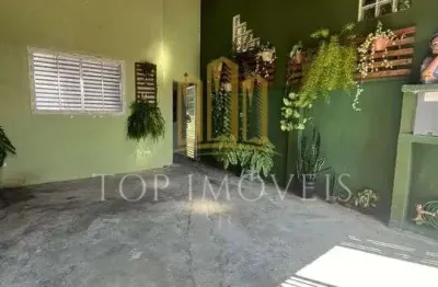Excelente casa localizada no  jardim colonial avenida principal com 2 dormitorios churrasqueira