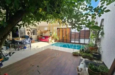 Casa em condominio fechado, 2 dormitorios, com piscina aquecida, area gourmet repleto de planejados