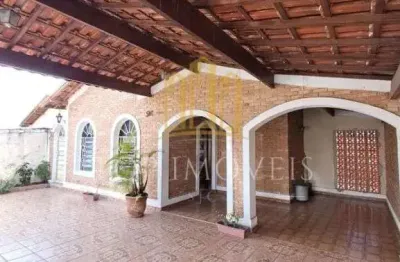 UMA CASA CHEIA DE CHARME ESPERANDO POR UMA NOVA HISTORIA!  Algumas casas nao precisam apenas de reformas... Precisam de carinho, risadas e uma familia para dar vida a cada canto.