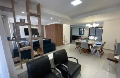 Lindo Sobrado em Condomínio, com Vagas De Garagem Paralelas