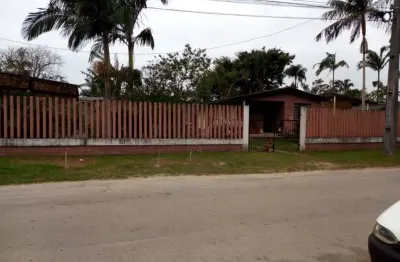 A casa é uma moradia aconchegante com sala de estar