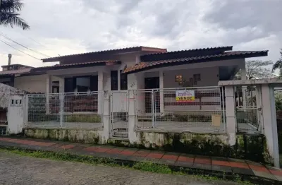 Casa com 3 pisos, 8 qts, 3 salas, 3 cozinha, 5 banheiros e 3 garagens cobertas no bairro comerciário