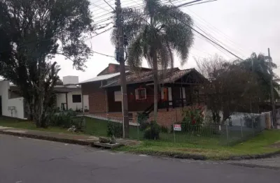 Casa mista de esquina em ótimo estado de conservação com garagem para 3 carros.