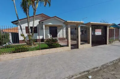 Casa em alvenaria no bairro imperatriz com 03 dormitórios e edícula, pátio grande