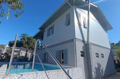 Casa mobiliada com piscina no bairro metropol em criciúma!