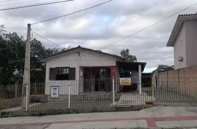 Casa chalé, com galpão para trabalho ao fundo no bairro mina do mato