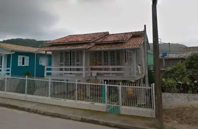 Casa chalé (madeira) em bom estado e ótima localização no bairro são marcos  em criciúma sc